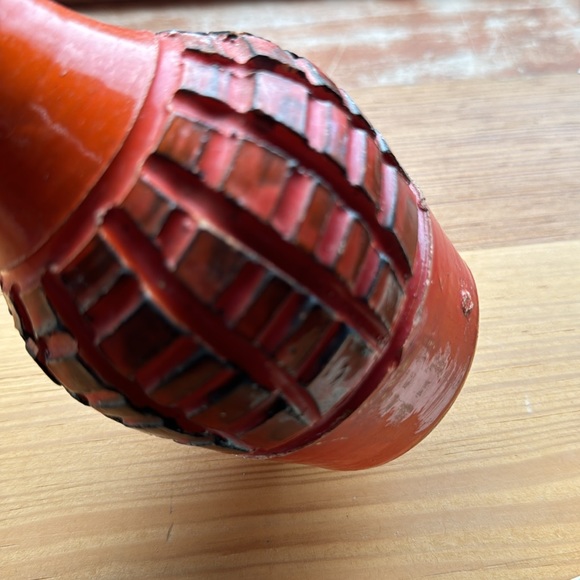 Mid century orangish red vase with raised texture, smoke free home 10"h - Picture 7 of 7